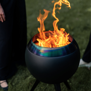 MOON 45 All Black Fire Basket with High Stand - höfats