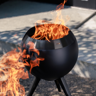 MOON 45 All Black Fire Basket with High Stand - höfats