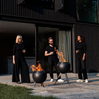 MOON 45 All Black Fire Basket with High Stand - höfats