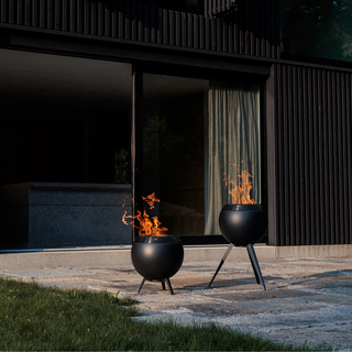 MOON 45 All Black Fire Basket with High Stand - höfats