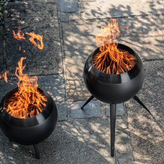 MOON 45 All Black Fire Basket with High Stand - höfats