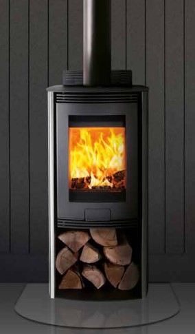 Freestanding Di Lusso stove with logs